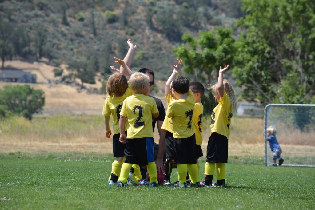 サッカーチーム　少年　ハイタッチ